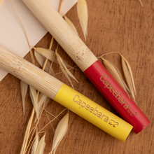 Carregar imagem no visualizador da galeria, Brosse à dents en bambou et nylon Capeebara rouge &amp; jaune