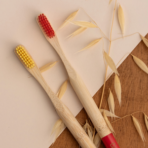 Brosse à dents en bambou et nylon Capeebara rouge & jaune
